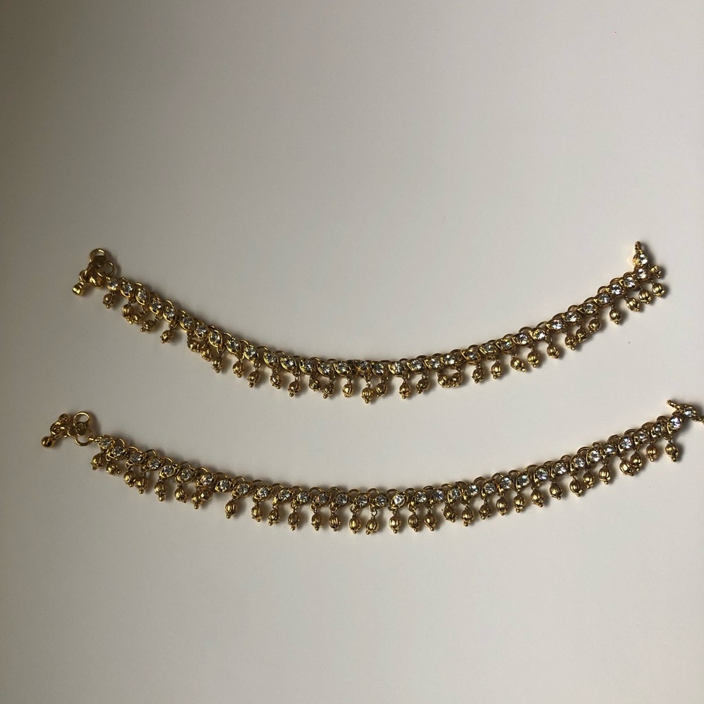 Gold anklet with little crystals.